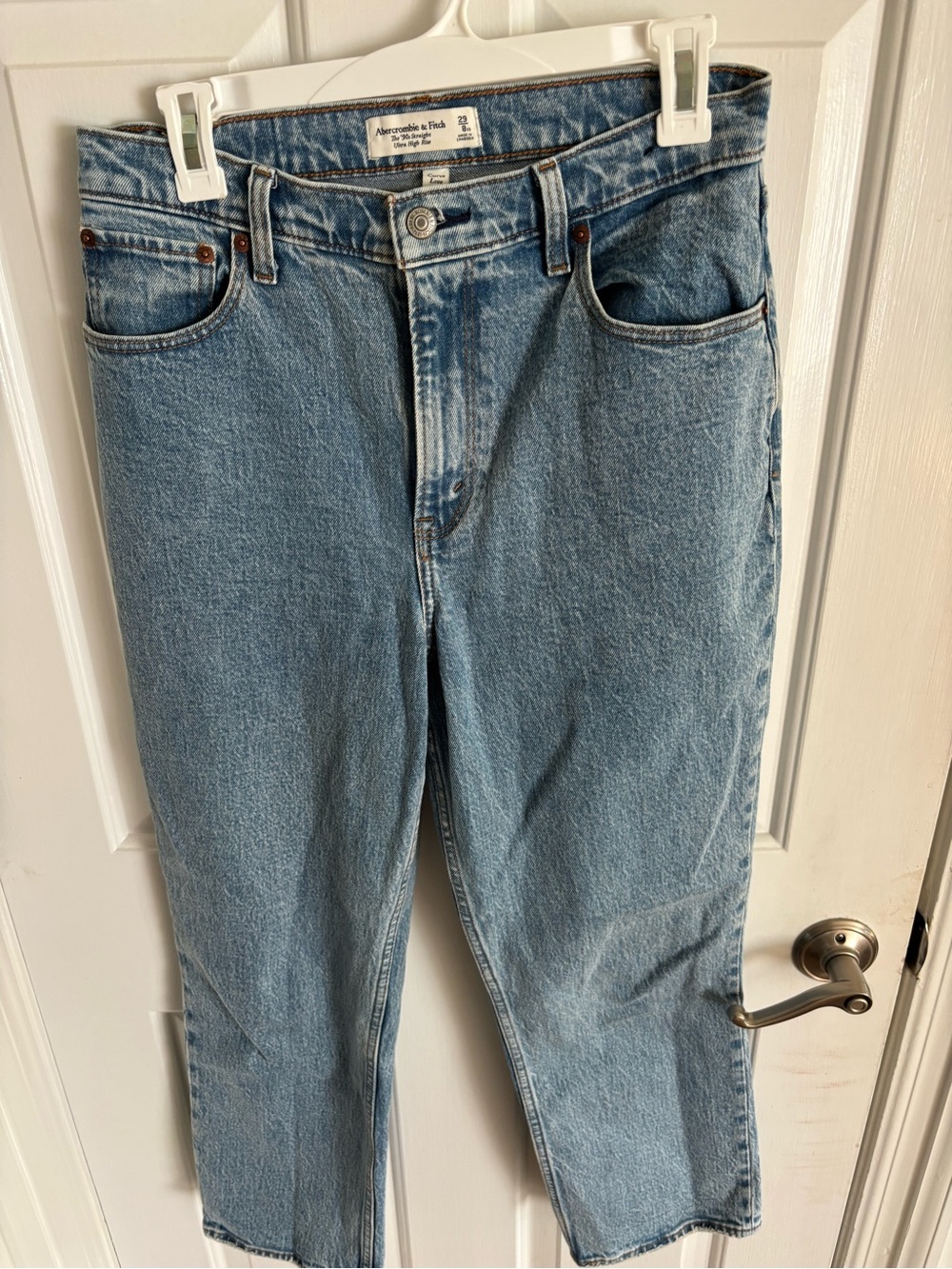 Abercrombie 90s Straight Ultra High Rise Curve Love Jeans. Light Blue. Size 29